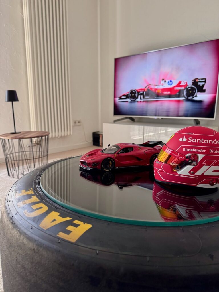 Slick-Tisch neben dem Sofa im Wohnzimmer
