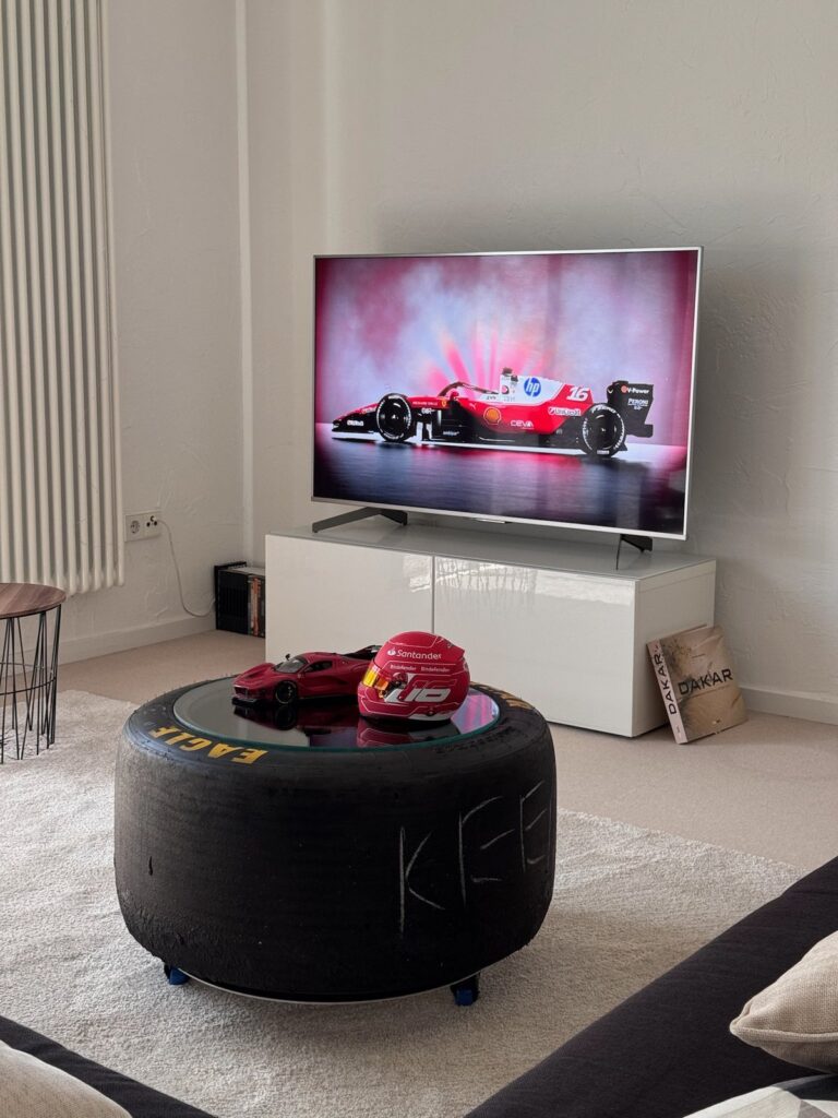 Wohnzimmer mit Slick-Tisch als Couchtisch