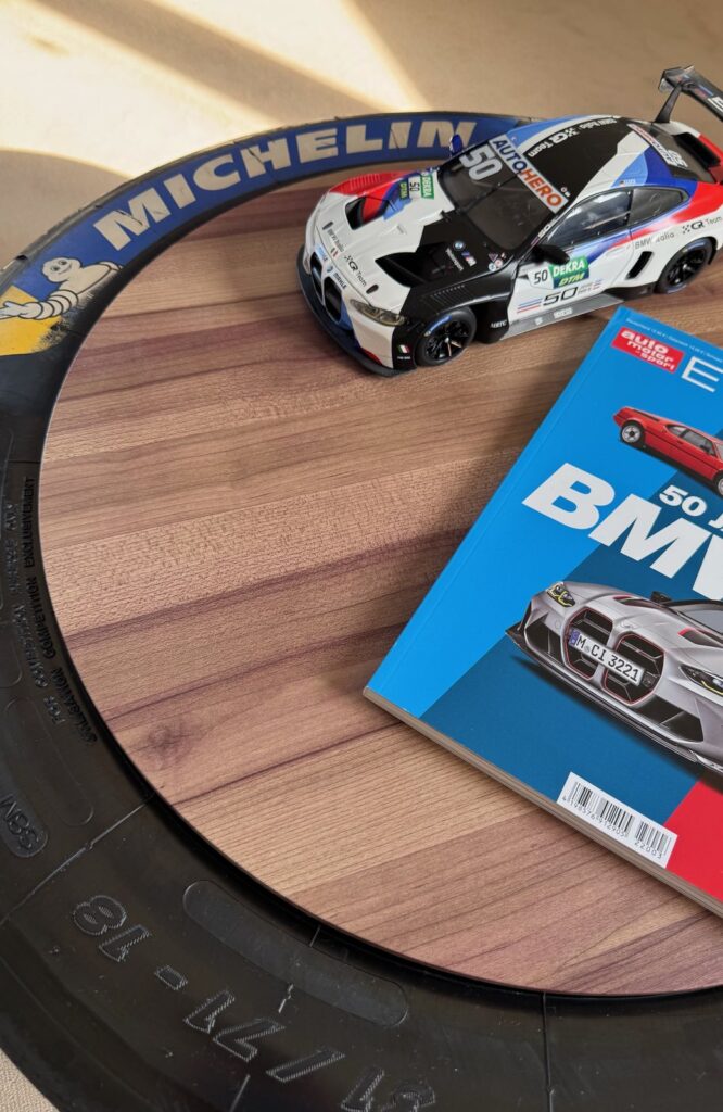 Michelin-Slick mit Holzplatte, Modellauto und Magazin