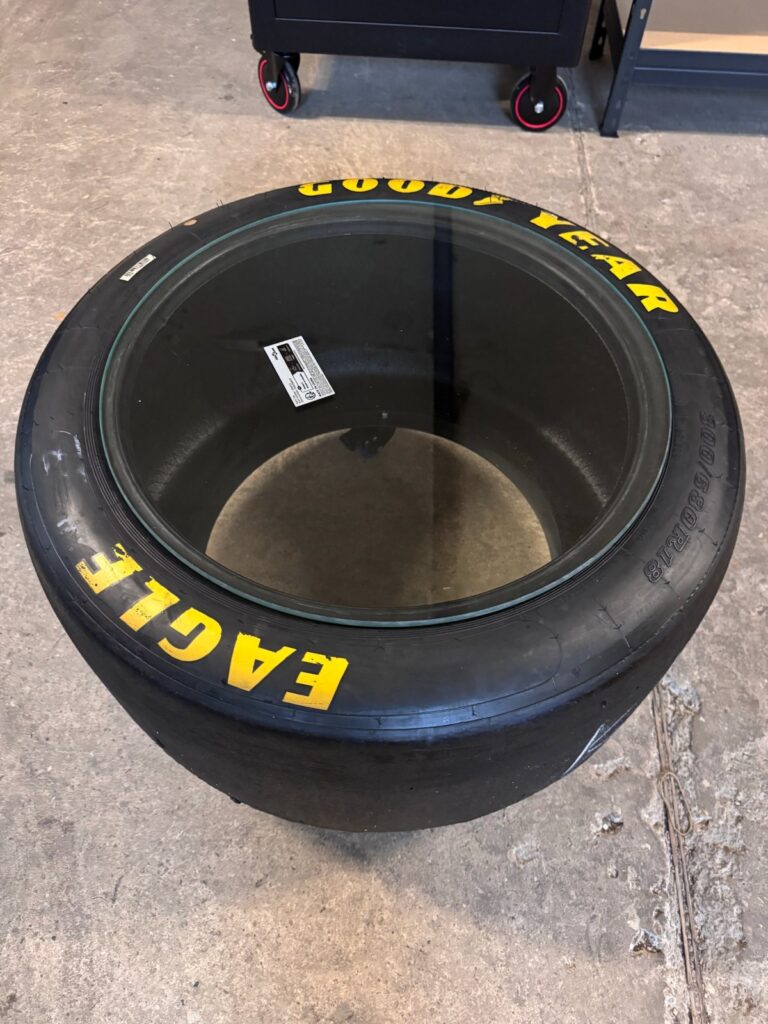 Goodyear-Eagle-Slick mit Glasplatte, freistehend