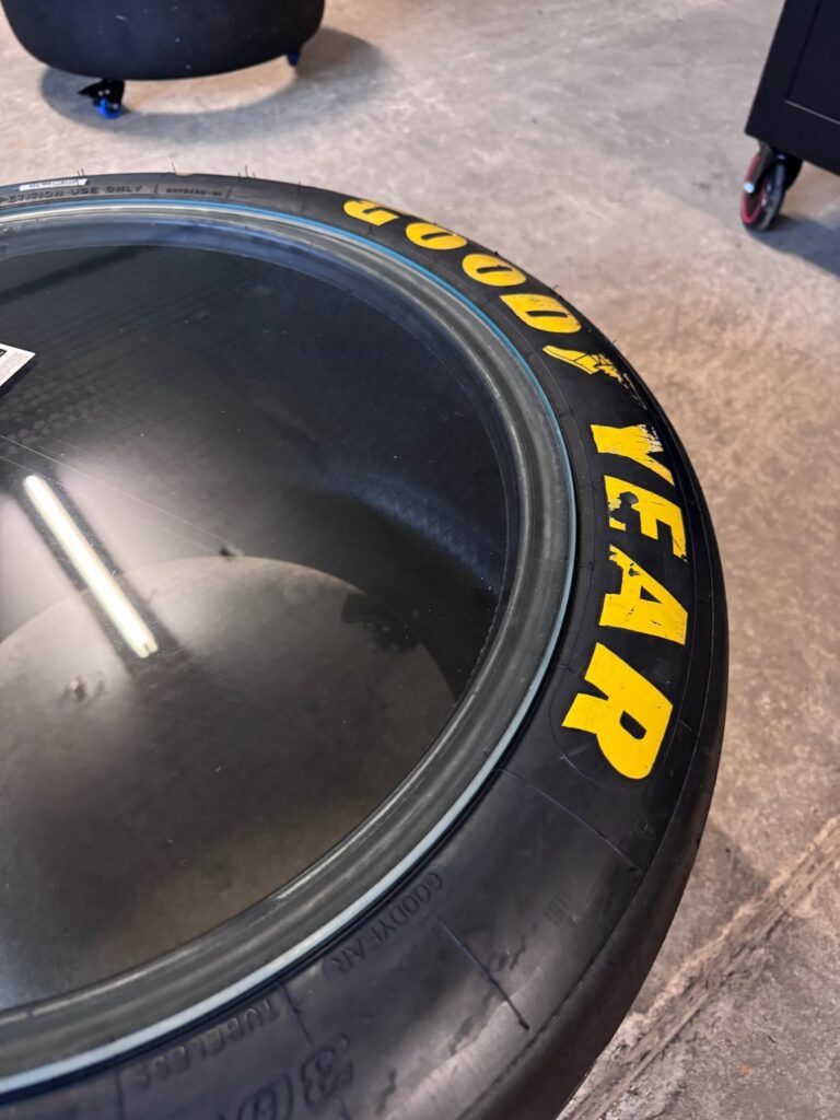 Detail der aufliegenden Glasplatte auf dem Slick