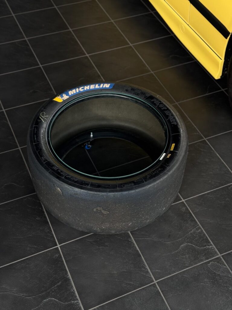 Michelin-Slick mit Glasplatte auf dunklem Boden