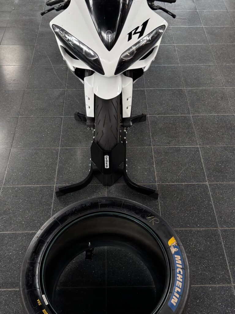 Slick-Tisch vor einer Yamaha R1 im Ausstellungsraum