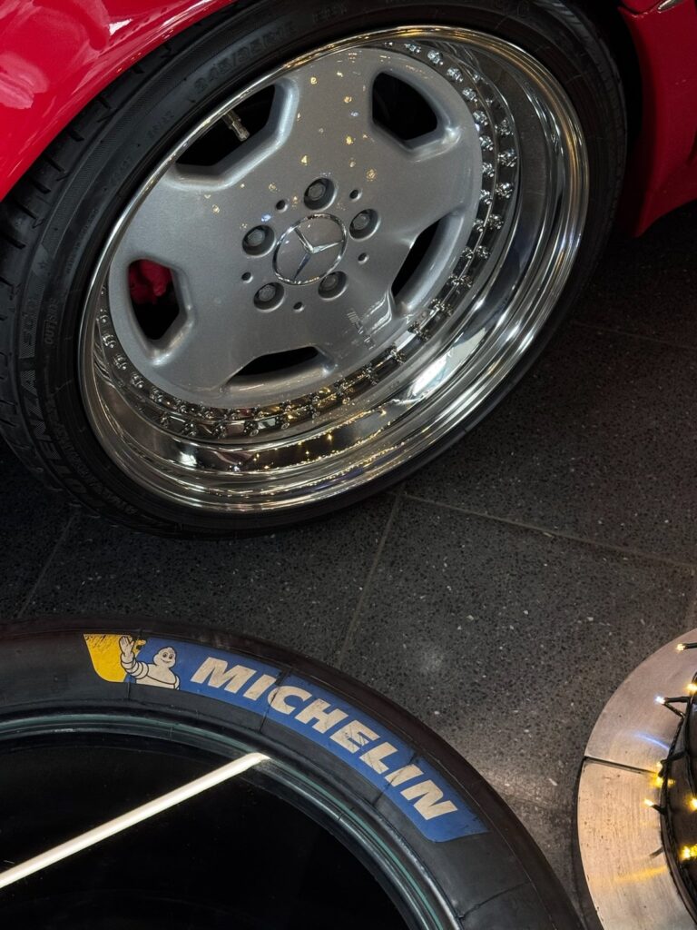 Michelin-Schriftzug des Slicks vor einer Felge