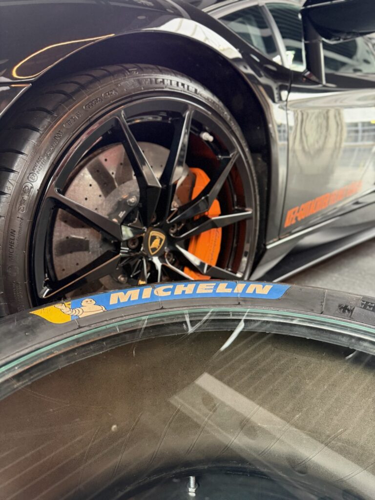 Slick-Tisch neben dem Rad eines Lamborghini