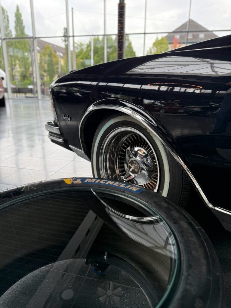 Slick-Tisch neben einem klassischen Mercedes