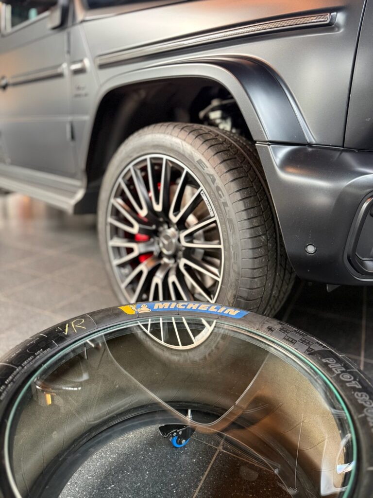 Slick-Tisch neben einer Mercedes G-Klasse