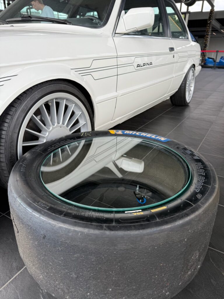 Slick-Tisch neben einem BMW Alpina