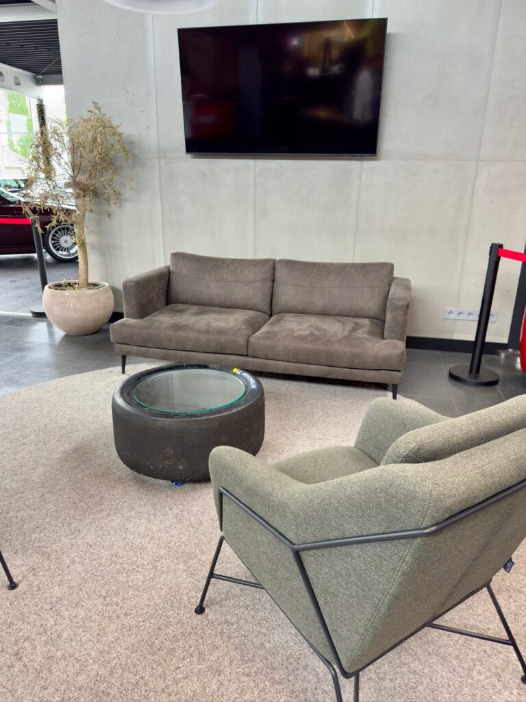 Slick-Tisch als Loungetisch zwischen Sofa und Sesseln