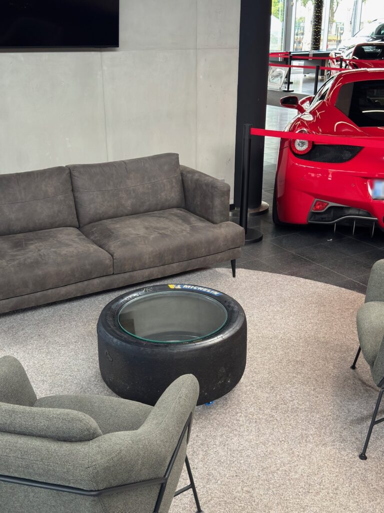 Loungebereich mit Slick-Tisch
